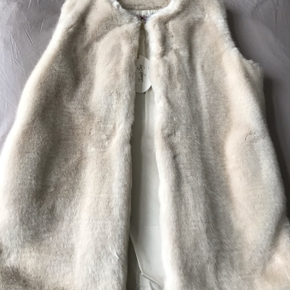 Blush coloured faux fur vest - Picture 2 of 8